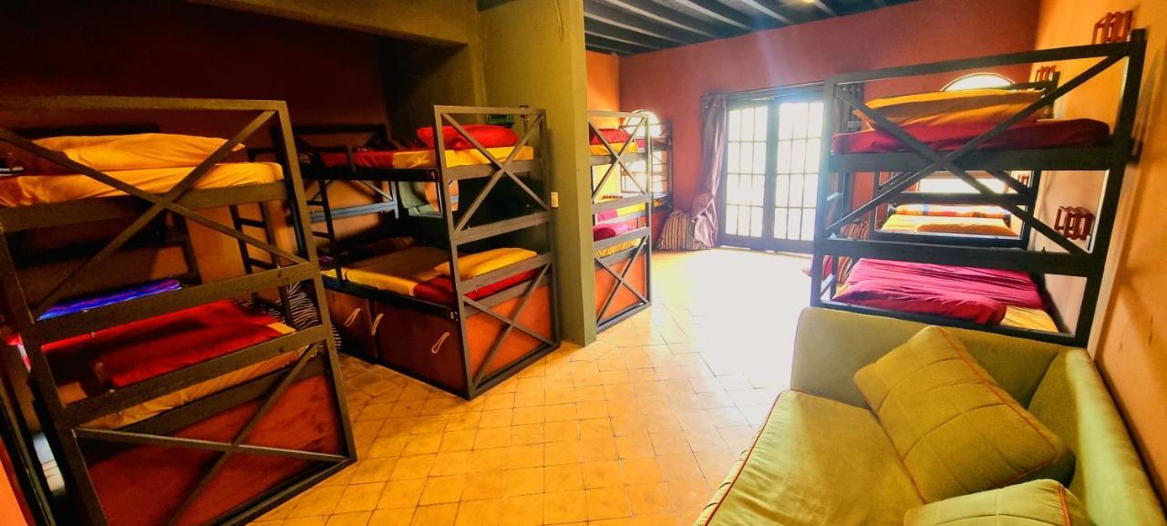Circo Hostel Асунсьон Экстерьер фото